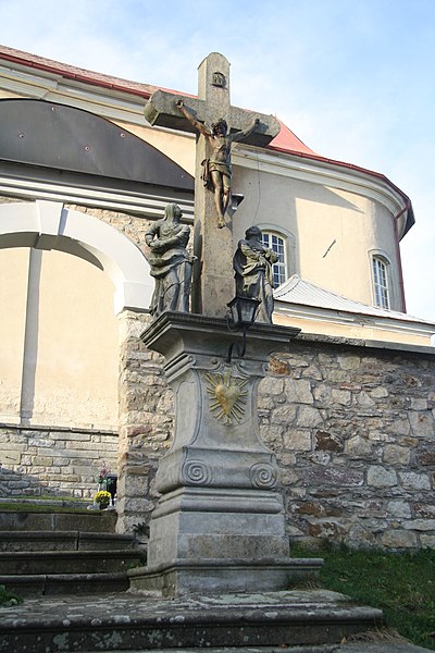 File:Wayside cross near church of Saints Peter and Paul in České Petrovice, Ústí nad Orlicí District.jpg