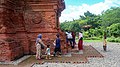 Anak-anak dan para ibu berwisata di Candi Jabung.jpg