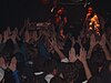 GZA bei einem Konzert. Die Fans zeigen das Wu-Tang-Symbol