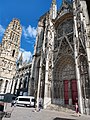 Het zuidportaal van het transept, en de Tour de Beurre