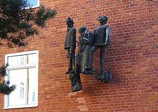 Fasadskulptur Comedia del'Arte, Bandhagens gymnasium.