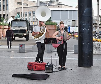 Spectacle de rue au soubassophone et à la guitare.