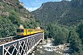 Train jaune traversant la Têt