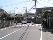 同じ箇所で乗用車をバックさせる光景