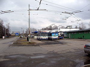 Trolejbusu galapunkts Rīgā, Višķu ielā ar joslu kreisajā pusē paredzētu trolejbusu stāvēšanai.