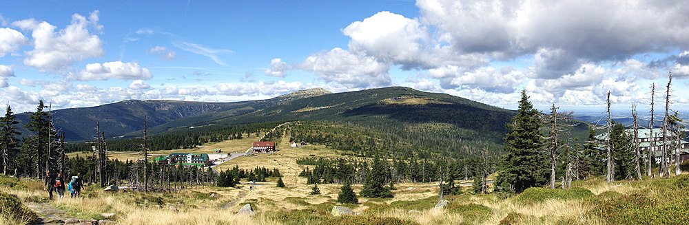 Panorama Przełęczy Karkonoskiej, z prawej strony – Schronisko Odrodzenie