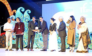 The Minister of State for Information & Broadcasting, Col. Rajyavardhan Singh Rathore presenting the Lifetime Achievement Award to Chinese filmmaker Mr. Wong Kar Wai.jpg