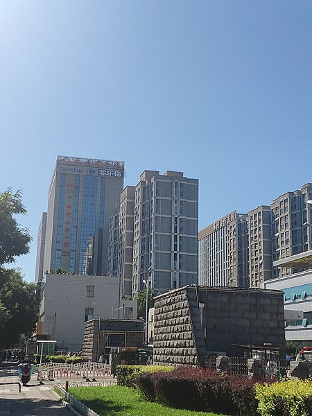 File:The building which includes Zhuozhou Hospital and Carefour Supermarket.jpg