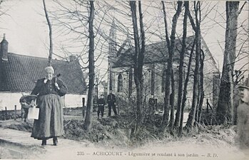 Achicourienne devant l'ancienne église.