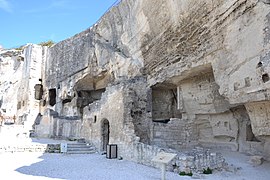 Baux - Château 2nd base cour 3.JPG