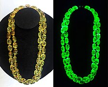 Collana in vetro di uranio, 1940/1950 circa. Il vetro all'uranio emette una luce verde brillante sotto la luce ultravioletta.