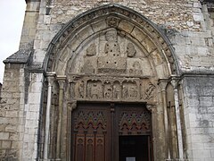 Portail sud de l'église Saint-Taurin.