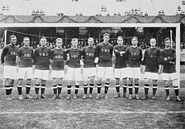 Het Deense elftal bij de Olympische Spelen 1912 in Stockholm, met van links naar rechts: Anthon Olsen, Sophus Nielsen, Harald Hansen, Paul Berth, Poul Nielsen, Sophus Hansen, Nils Middelboe, Charles Buchwald, Oskar Nielsen, Emil Jørgensen en Vilhelm Wolfhagen.