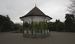 De vijver en muziekkoepel in Herbertpark