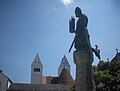 Brunnenfigur vor dem Welfenmünster (Ende 20. Jh.): Welf VI. als Stifter von Kloster Steingaden