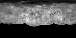 Mappa topografica di Caronte. Proiezione equirettangolare. Area rappresentata: 90°N-90°S; 180°W-180°E.