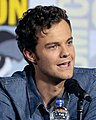 Q1139078 Jack Quaid op 20 juli 2019 (Foto: Gage Skidmore) geboren op 24 april 1992