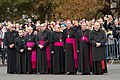 Il cardinale Parolin, vescovi e monsignori indossano la fascia del loro grado