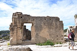 Baux - Château 1ère base cour 1.JPG