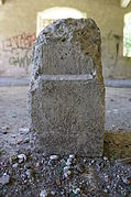 La borne vandalisée est cassée et ne porte plus ses inscriptions.