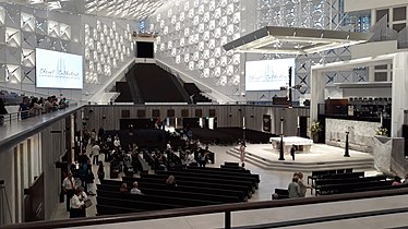 Interior de la Catedral de Crsito en Garden Grove, California