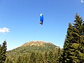 Face ouest du puy de Dôme : un parapentiste.