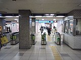 東改札口。奥が「メトロこうべ」。 ※現在は改札機が阪神各駅に設置されるタイプと同じもの。