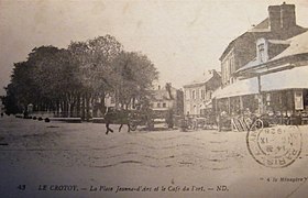 La place Jeanne-d'Arc et le Café du port.