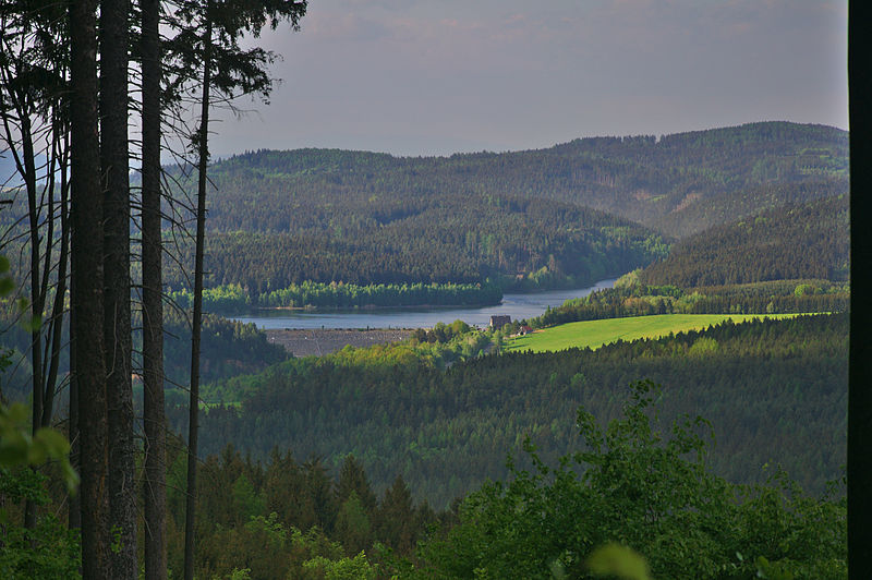 File:Pohled na Vodní nádrž Boskovice ze skalky jihozápadně od Valchova, okres Blansko (02).jpg