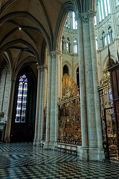 File:Amiens - La Cathédrale Notre-Dame d’Amiens - Ambulatory North of the Choir - View ESE.jpg