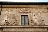 Blasons sur la façade de l'université d'Oviedo.