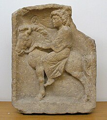 La sculpture représente un petit cheval trapu vu de profil sur lequel est montée une jeune femme à la longue robe, sa main gauche tenant les rênes et la main droite portée vers l'avant.