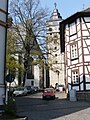 Stadtturm und Kirchplatz.