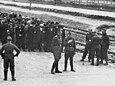 Walter Schmidetzki (Mitte, mit Schirmmütze) an der Rampe des KZ Auschwitz-Birkenau vor der Selektion deportierter jüdischer Menschen aus Ungarn, 1944