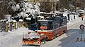 Ein KT4D mit Schnee­pflug räumt am 9. Feb­ruar 2021 in Jena nach hefti­gem Schnee­fall den Gleis­bereich in der Dorn­bur­ger Straße