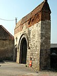 Tor zum früheren mittelalterlichen Schloss, heute zum Bauernhof des Schlosses