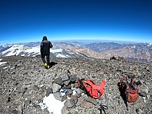 En la cumbre se encuentra un hito realizado por los montañistas.