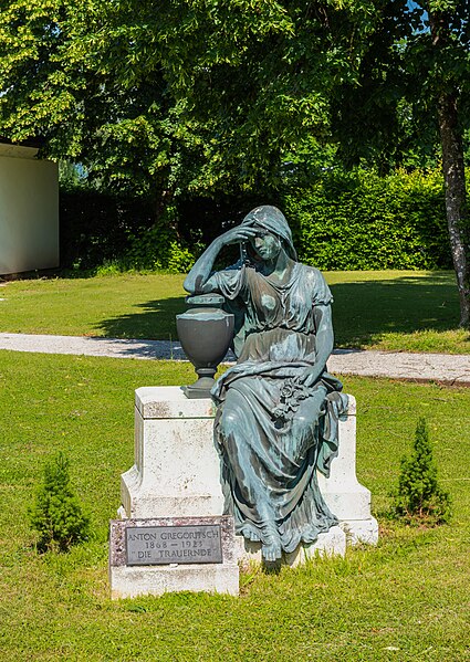 File:Ferlach Parkfriedhof Skulptur Die Trauernde 16092023 3985.jpg