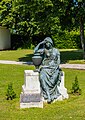 English: Bronze statue "The Mourning" on the square in front of the mortuary Deutsch: Bronze-Plastik „Die Trauernde“ auf dem Platz vor der Aufbahrungshalle