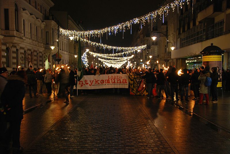 File:Idzie antykomuna march, Łódź December 2014.jpg