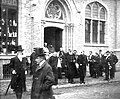 Léopold II quitte l'église provisoire pour la pose de la première pierre de la basilique (12 octobre 1905).