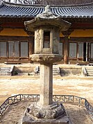 浮石寺石燈（朝鲜语：영주 부석사 무량수전 앞 석등）