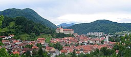 Vy över gamla stadskärnan i Škofja Loka. Längst till höger på kortet skymtar spiran på St. Georg (nämnd år 1074) i Stara Loka, den ursprungliga bosättning som kejsar Otto II gav biskoparna av Freising.