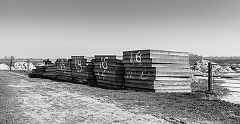 Gebruikte betonplaten naast de Aldewei Boornzwaag. 06-04-2020. (actm.) 02.jpg