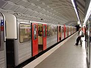 Metro type DT3 aan de halte Hauptbahnhof Nord van lijn U2/U4.