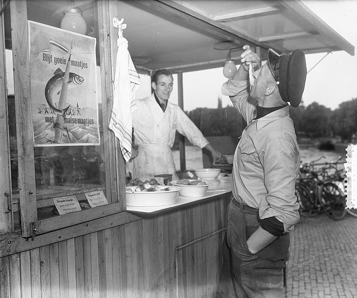 File:Haringplaatjes Amsterdam. Nieuwe vangst, Bestanddeelnr 905-7507.jpg