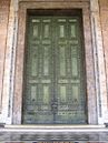 Las puertas de bronce de la Curia, transportadas a la Archibasílica de San Juan de Letrán.