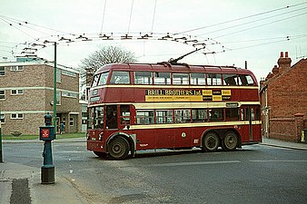 Apgriešanās aplis kādā no Lielbritānijas pilsētām ierīkots krustojuma vidū (1966. gads).