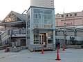 東京湾岸で発生した液状化現象（2011年4月1日、千葉県浦安市・新浦安駅前）