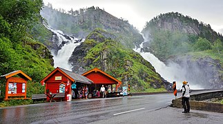 Riksväg 13 vid Låtefossen.